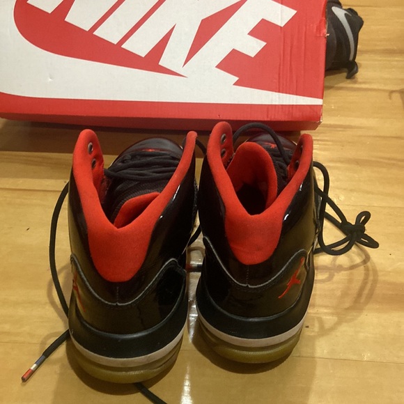 NIKE JORDAN MAX AURA BLACK AND RED HIGH TOP SNNEAKERS SZ 5YOUTH - Picture 5 of 5